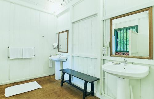 Two-Bedroom Suite - Colonial House 4