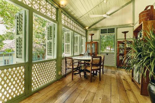Two-Bedroom Suite - Colonial House 4