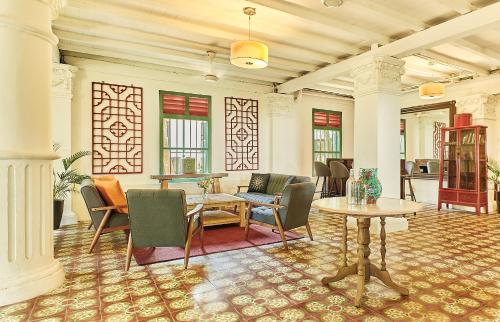Two-Bedroom Suite - Colonial House 4
