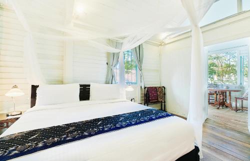 King Bed Suite - Colonial House 3