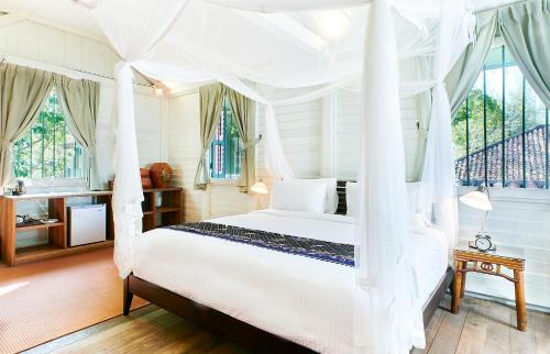 King Bed Suite - Colonial House 3