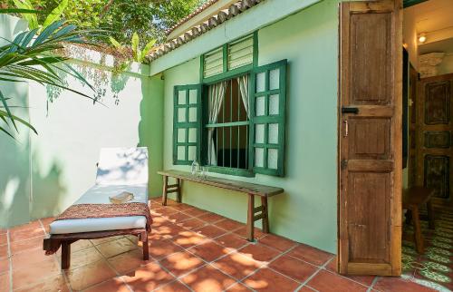 Queen Bed Suite - Colonial House 1