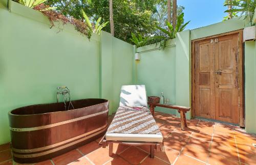Queen Bed Suite - Colonial House 1