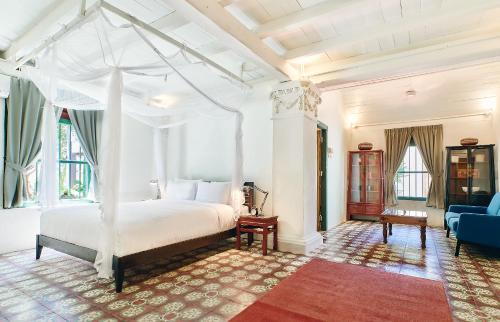 King Bed Suite - Colonial House 2