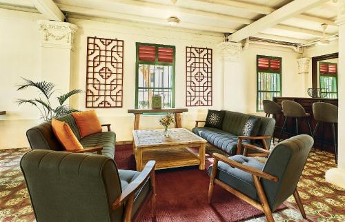 King Bed Suite - Colonial House 2