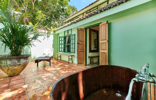 King Bed Suite - Colonial House 2