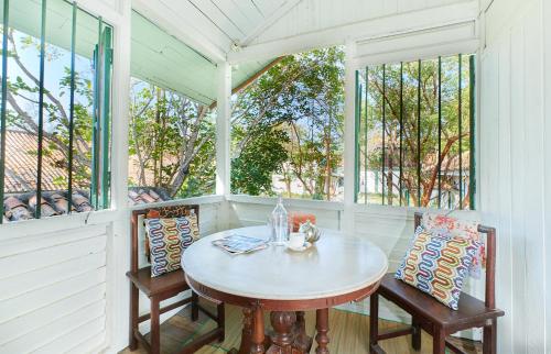 Garden View Colonial House Villa