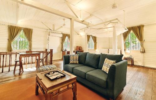 Garden View Colonial House Villa