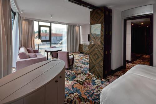 Signature Suite Lamee