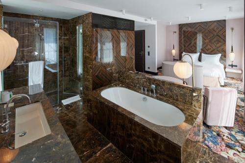 Signature Suite Lamee