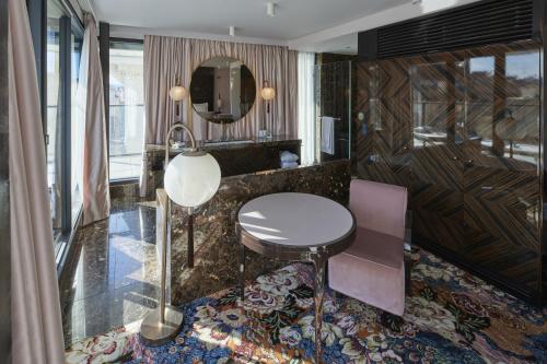 Signature Suite Lamee