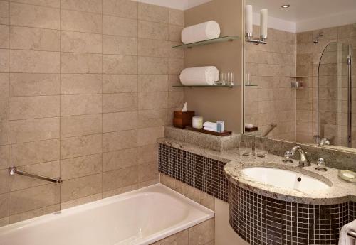 Twin Room with Canal View - High Floor