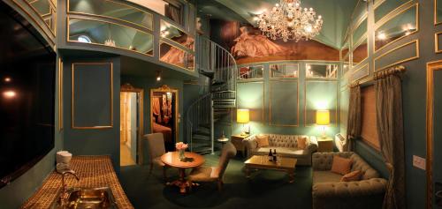 Two-Bedroom Suite with Two Bathrooms