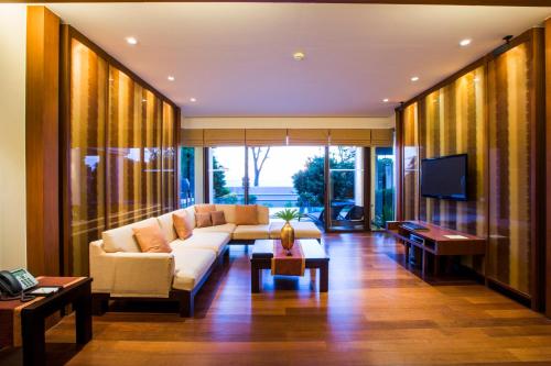 room_title_seaview-pool-suite-2-bedrooms
