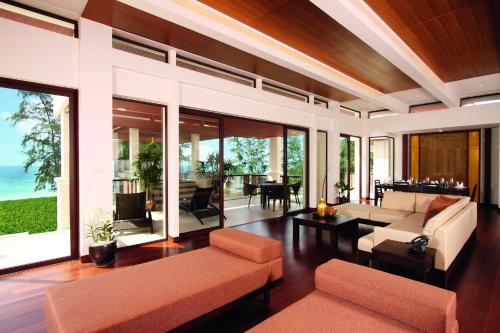 room_title_royal-seaview-jacuzzi-penthouse-3-br