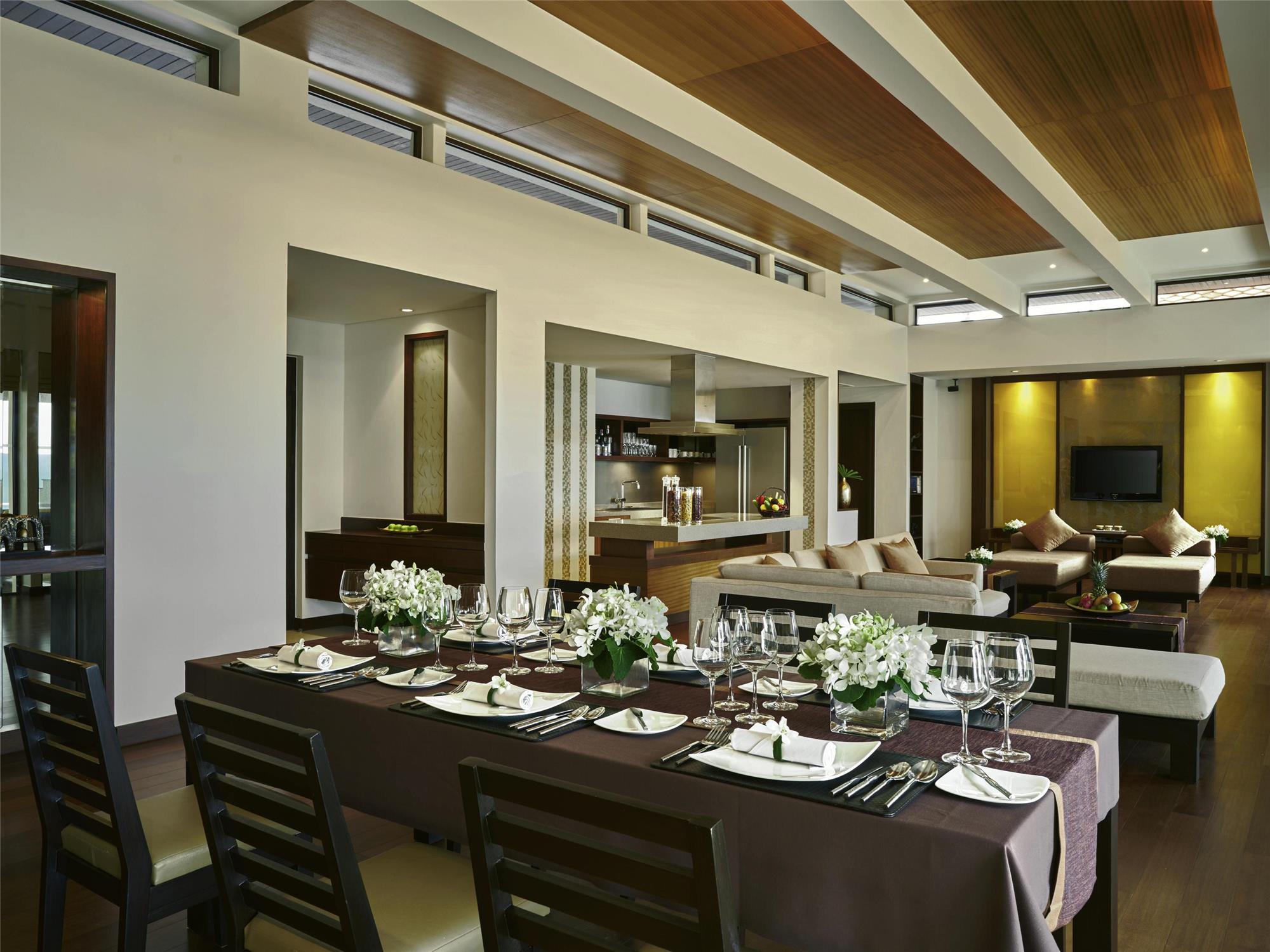room_title_royal-seaview-jacuzzi-penthouse-3-br