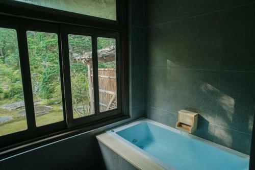 TOKONATSU Room with Tatami Area and Garden View