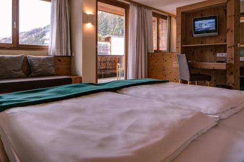 Double Room with Balcony and Mountain View