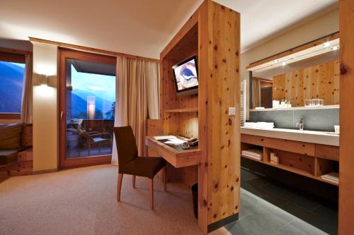 Double Room with Balcony and Mountain View