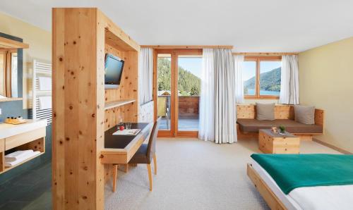Double Room with Balcony and Mountain View
