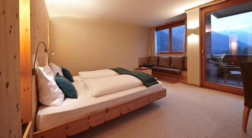 Double Room with Balcony and Lake View