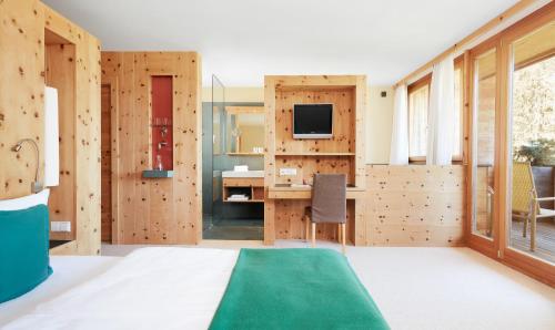 Double Room with Balcony and Lake View
