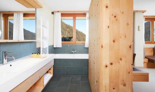 Double Room with Balcony and Lake View