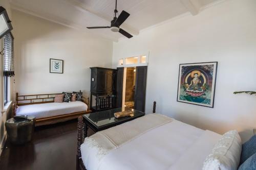 Superior King Room with Courtyard View
