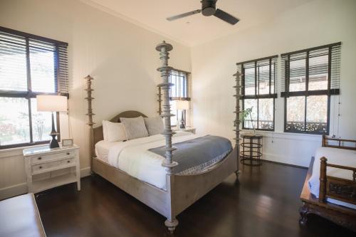 Superior King Room with Courtyard View
