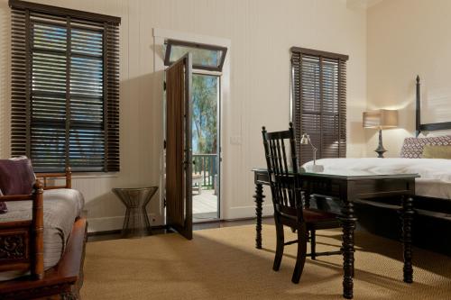 Superior King Room with Partial Ocean View