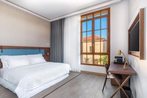 Deluxe King Room with Garden View