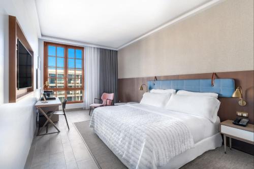 Superior Historic King Room with Partial Sea View