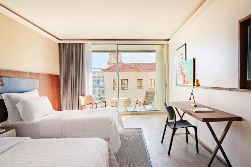 Superior Twin Room with Balcony and Partial Sea View