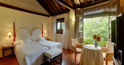 Executive Double or Twin Room with lateral Alhambra view