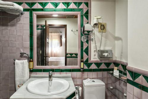 Executive Double or Twin Room with lateral Alhambra view