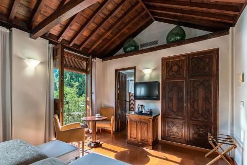 Executive Double or Twin Room with lateral Alhambra view