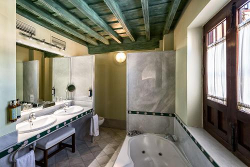 Deluxe Double Room with lateral Alhambra view