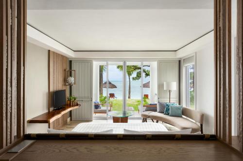 Junior Suite Frangipani Club Beach Access King