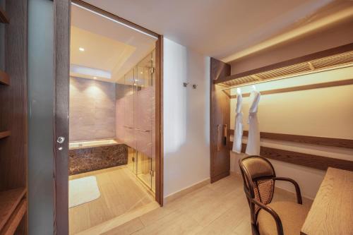 Hibiscus Beachfront Junior Suite Twin