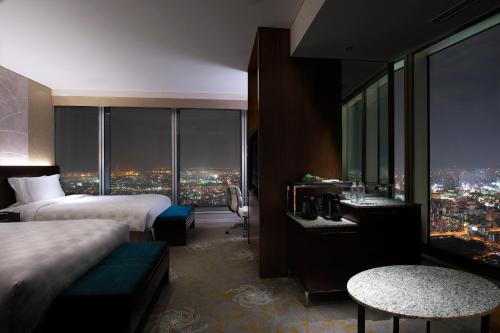 Premium Corner Twin Room - Non-Smoking