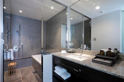 Connecting King and Twin Room - Non-Smoking