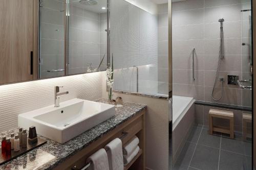 Comfort King Room with Club Lounge Access - Non-Smoking