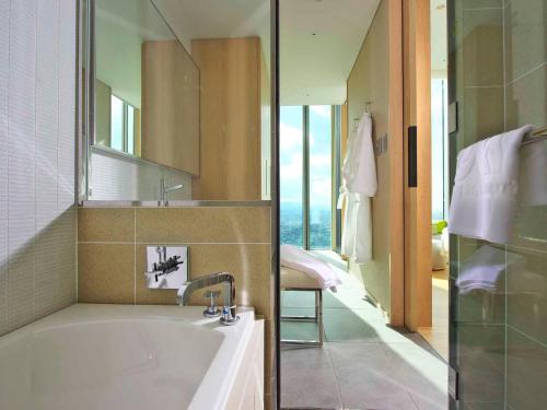 Comfort King Room with Club Lounge Access - Non-Smoking