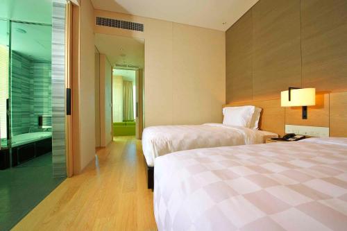 Comfort Suite Twin Room with Club Lounge Access - Non-Smoking