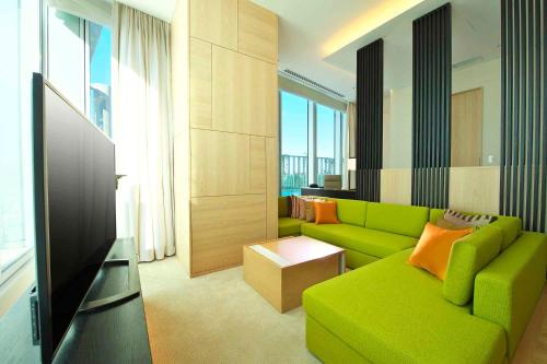 Comfort Suite Twin Room with Club Lounge Access - Non-Smoking