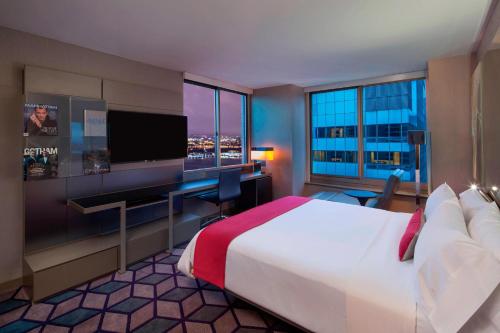 Cool Corner Room, 1 King, Hudson River view