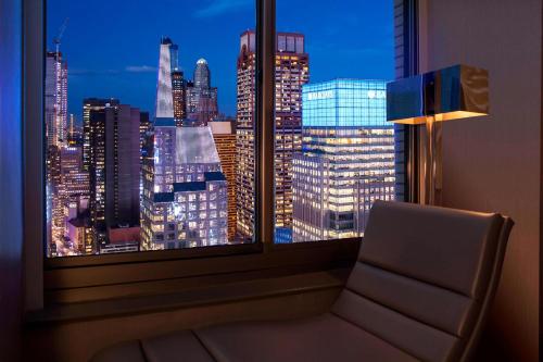 Cool Corner Room, 1 King, Hudson River view