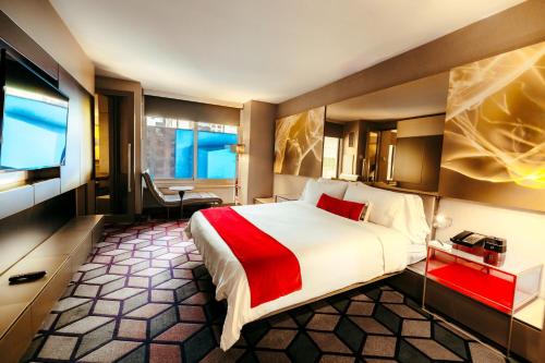 Fantastic Suite, 1 King, Sofa bed, Broadway View