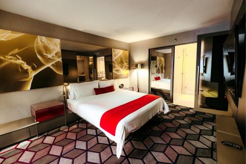 Fantastic Suite, 1 King, Sofa bed, Broadway View