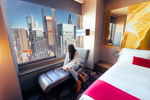Fantastic Suite, 1 King, Sofa bed, Broadway View